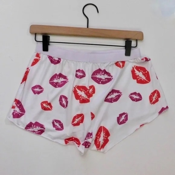 NEW!! HOT LIPS Lipstick Kiss Cropped Loungewear Two Piece Set Top Shorts Medium - Picture 8 of 10